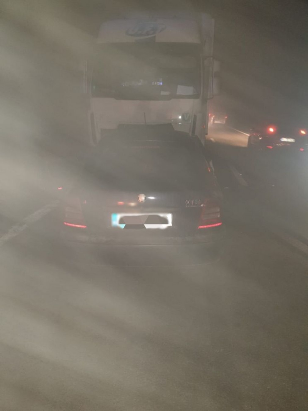 Impact frontal între un camion si un autoturism pe timp de ceață