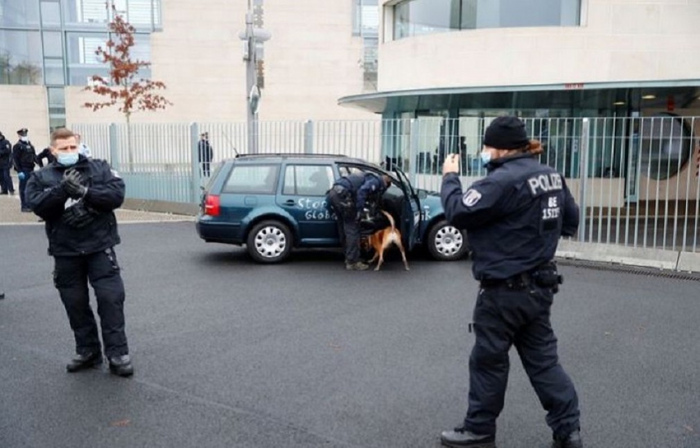 O maşină loveşte grilajul de la intrarea sediului Cancelariei germane