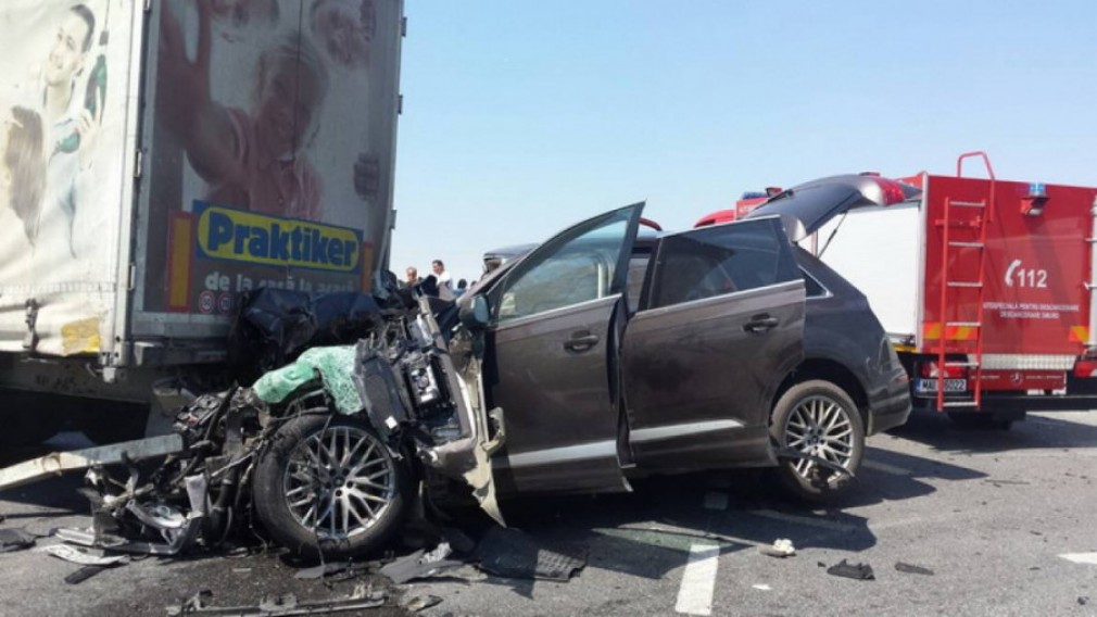 Accident rutier grav pe DN1. Un camion a făcut praf două maşini