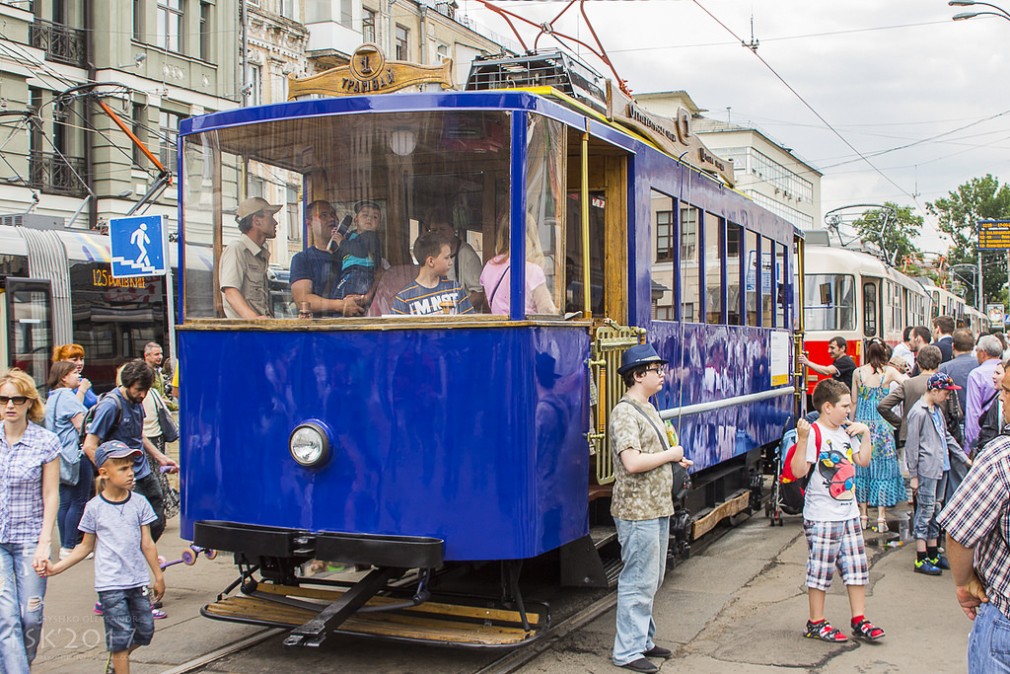 Pieton, grav lovit de tramvai