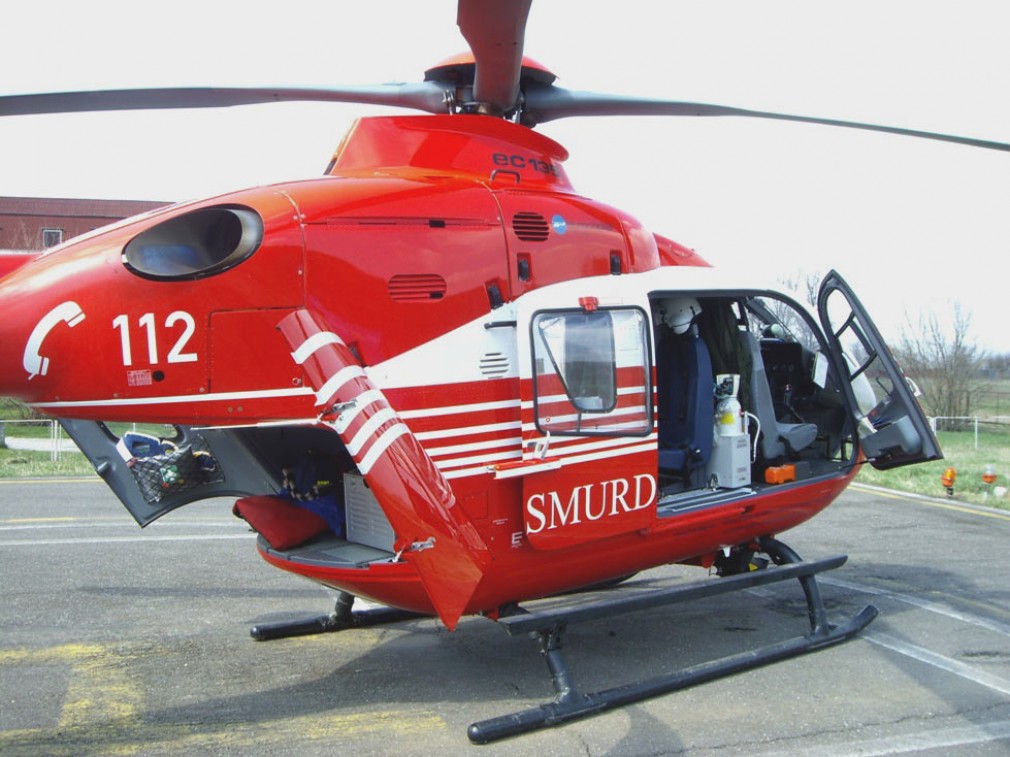 Şoferul unei autoutilitare, preluat de un elicopter SMURD după ce s-a răsturnat