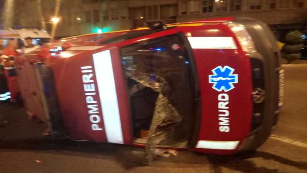 O ambulanţă SMURD în care se aflau un copil şi mama lui s-a răsturnat după ce s-a ciocnit cu un autoturism