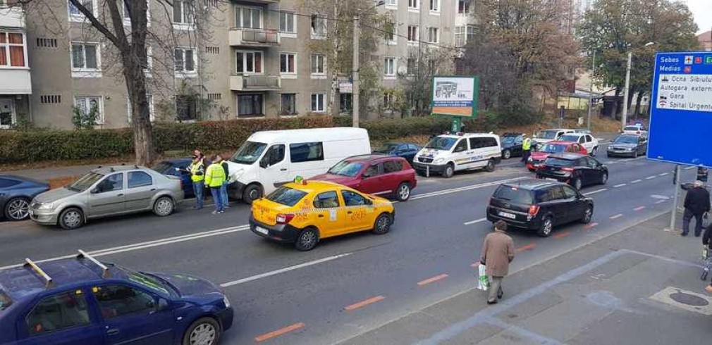 Foto accident. Mașina poliției a lovit un alt vehicul