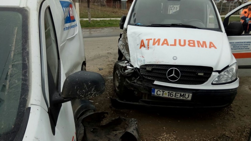 Ambulanță în misiune implicată în accident