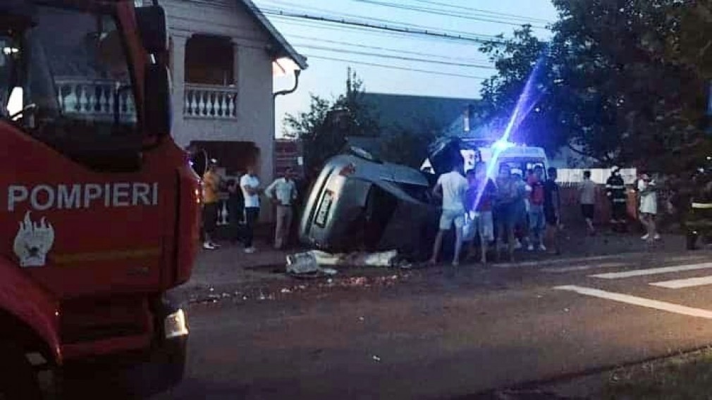 Accident provocat de o tânără neatentă într-o depășire