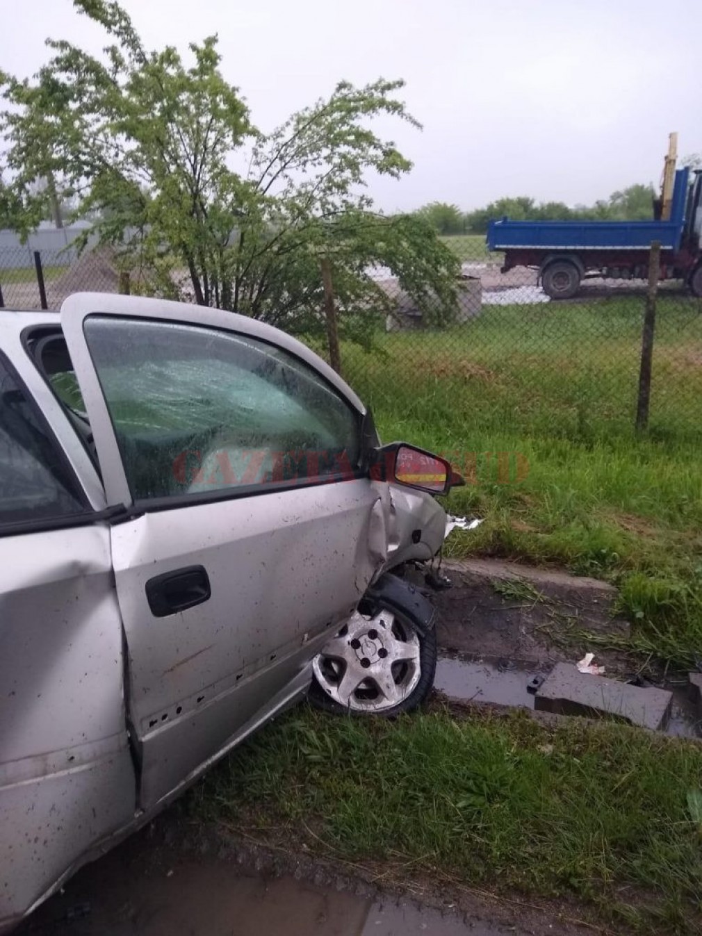 A intrat într-un gard de beton! A intervenit SMURD