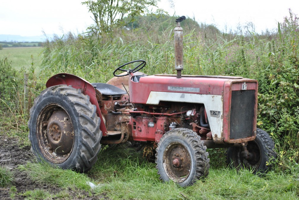 Mort, călcat de tractor