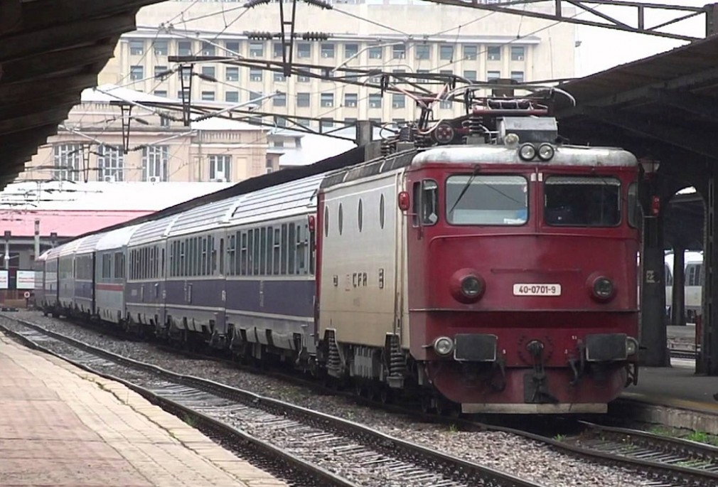 Bărbat lovit de tren după ce s-a apropiat prea mult de linii şi nu a auzit locomotiva