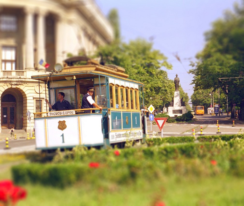 PERFORMANȚĂ. Gardurile care îngrădeau o linie de tramvai au ruginit după o lună