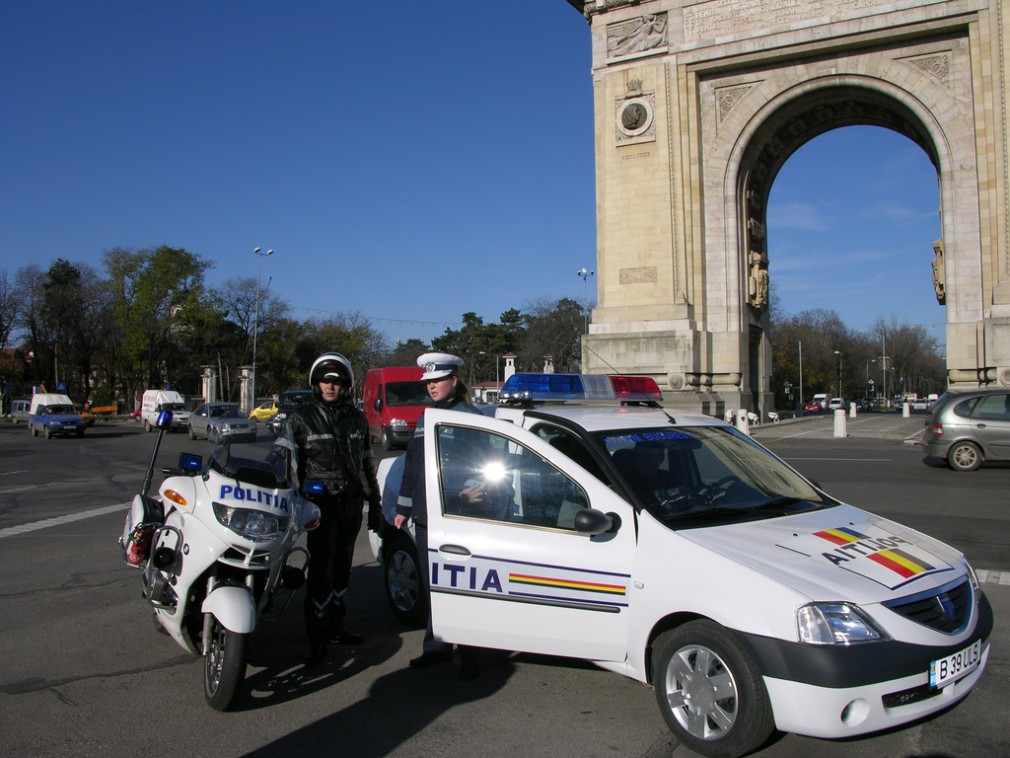 Tânăr oprit cu focuri de armă