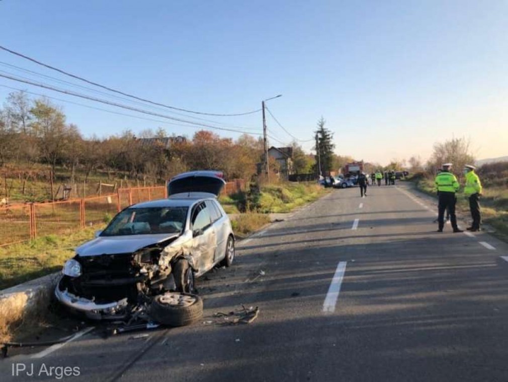 Doi răniţi şi patru autovehicule avariate într-un accident provocat de un şofer de 19 ani