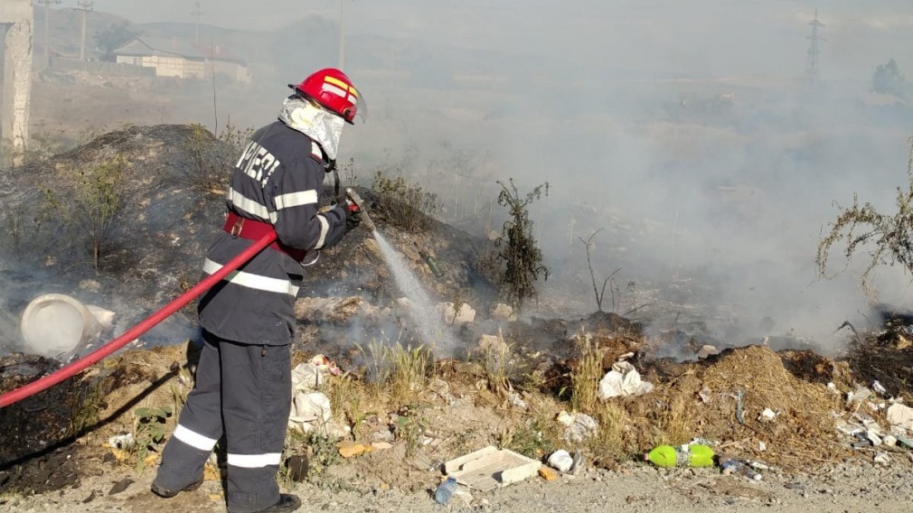 Cinci maşini s-au ciocnit din cauza fumului de la un incendiu de vegetaţie