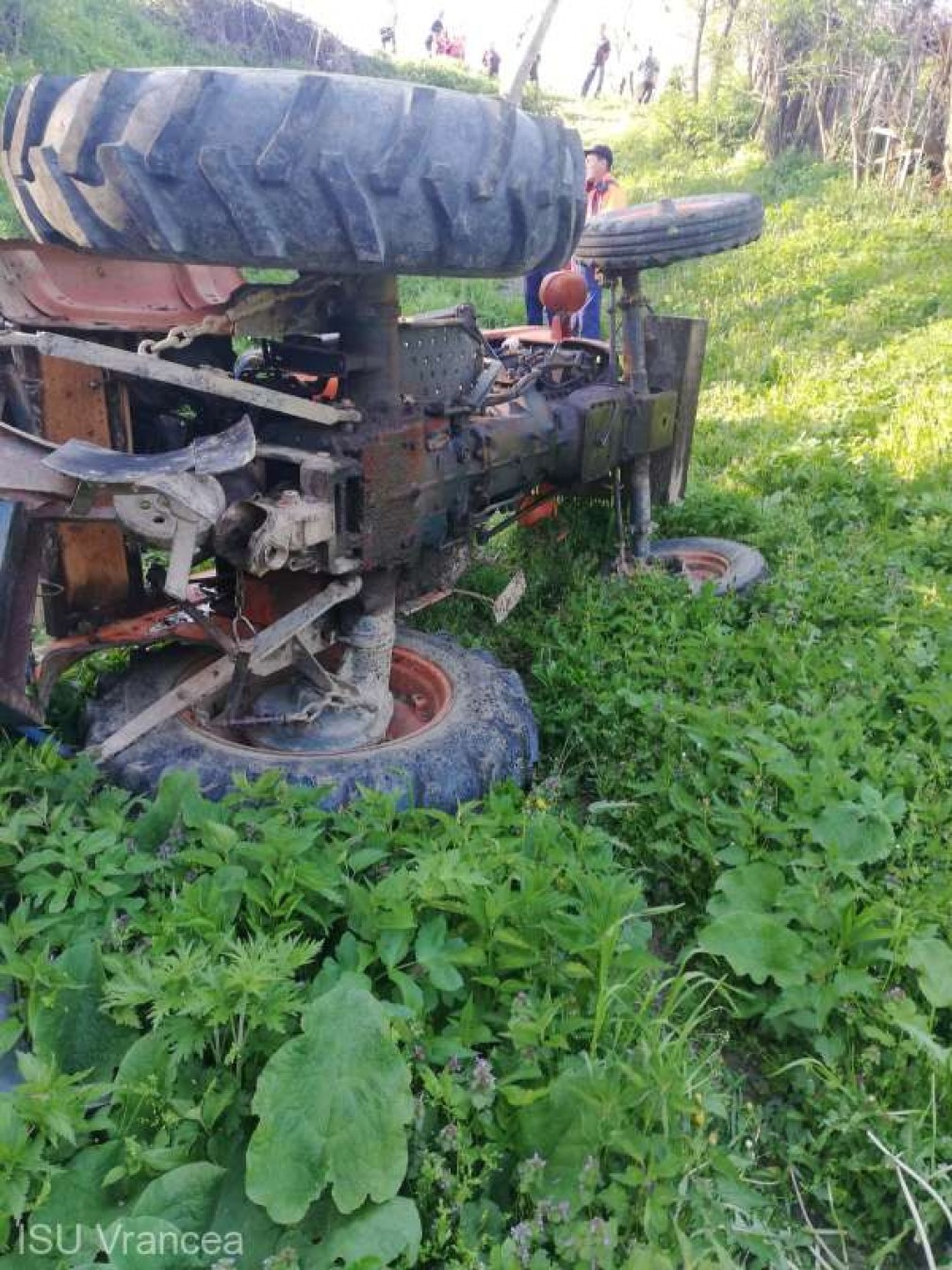 Bărbat de 77 de ani, strivit sub un tractor