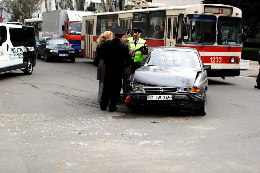 Un minor a lovit un pieton și a fugit