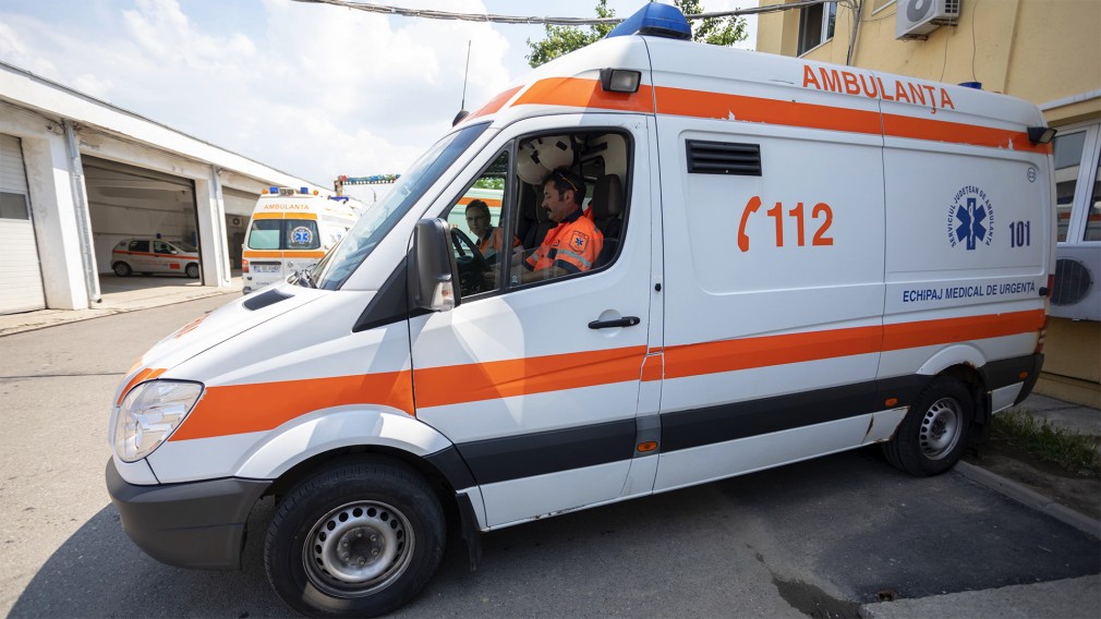 A murit după ce mașina salvării a rămas blocată în noroi