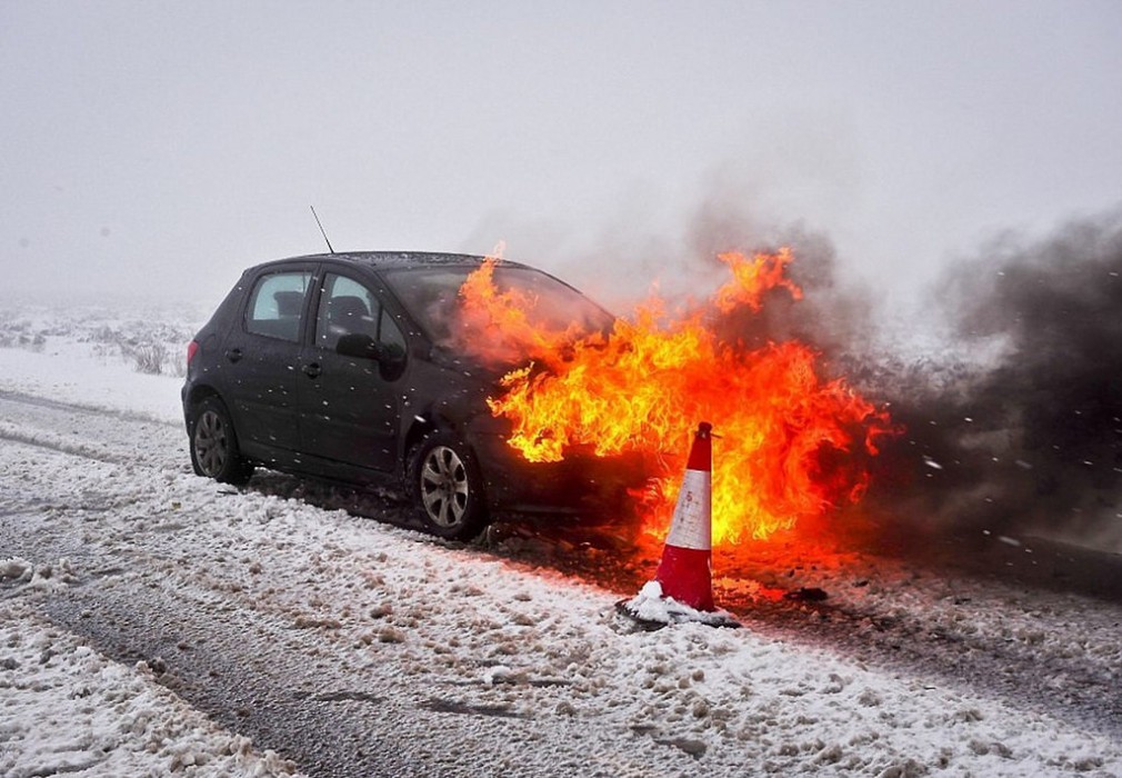 Incendiu la un depozit auto