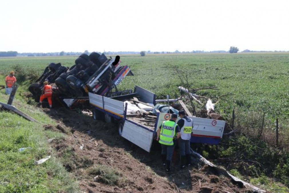 S-a răsturnat intenționat cu TIR-ul ca să salveze vieți