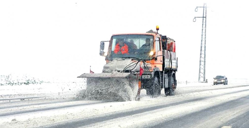 90 de persoane şi 27 de autovehicule, deblocate din zăpadă