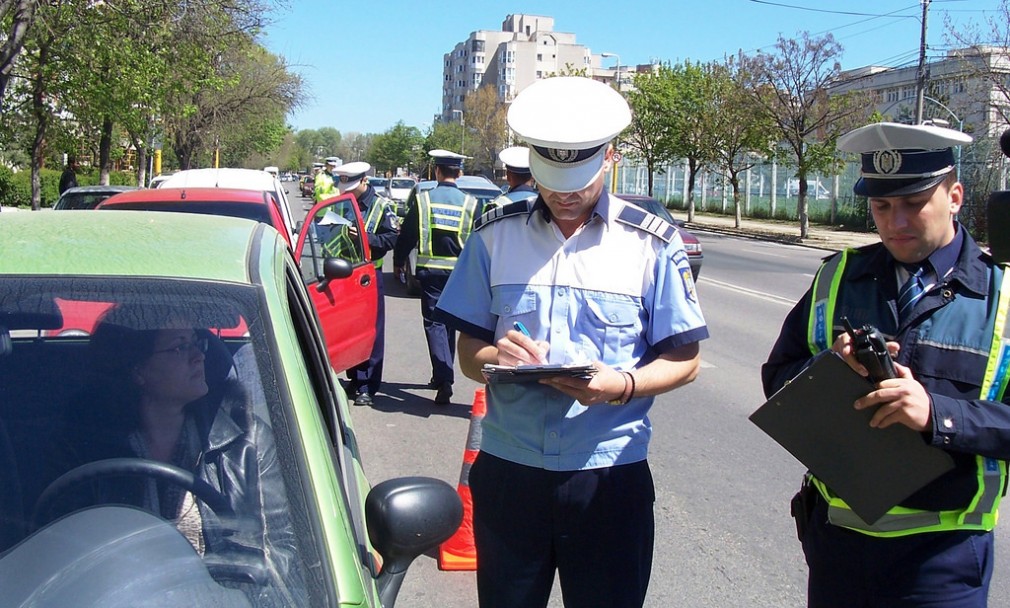 Poliţist de la Rutieră, spulberat de un şofer care circula pe contrasens