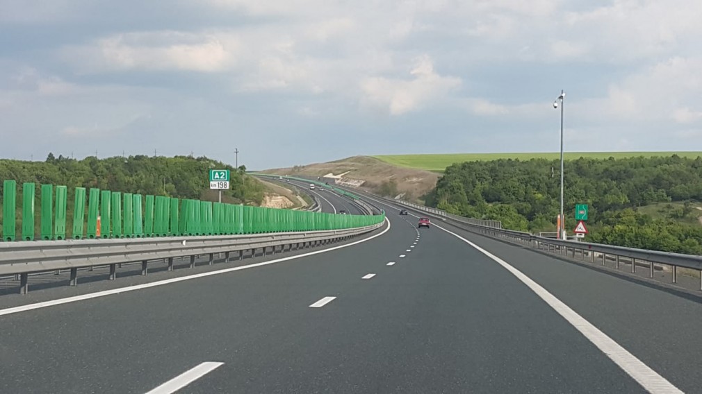 Carambol cu cinci maşini pe Autostrada Soarelui: Trei oameni au fost răniţi