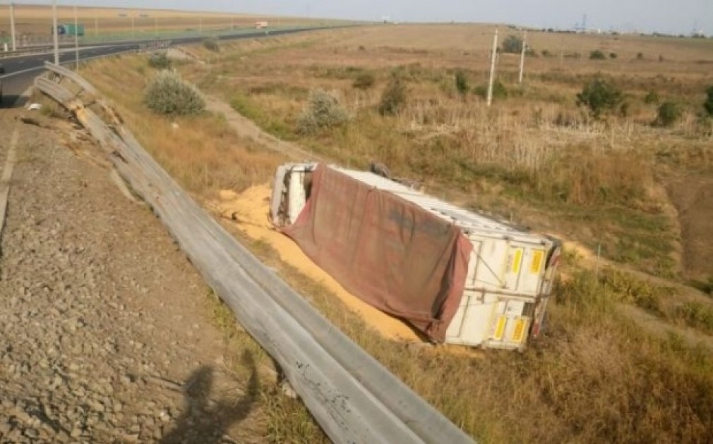 Un camion încărcat cu cereale s-a răsturnat