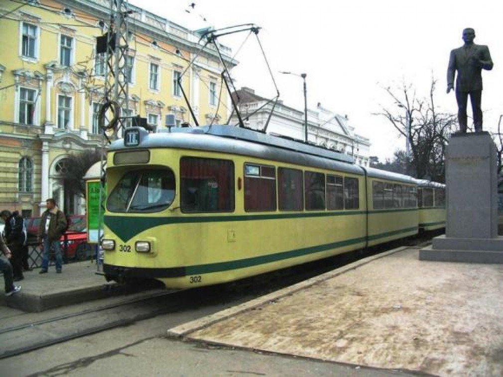 Un bătrân a căzut din tramvai