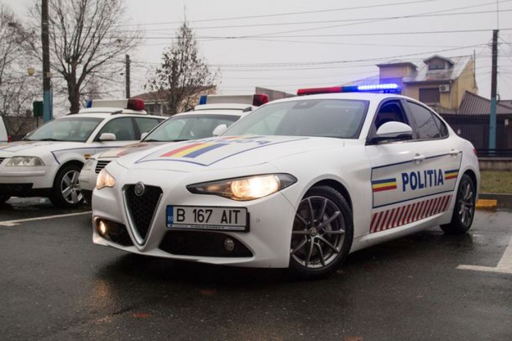 Doi poliţişti au fost prinşi în timp ce conduceau beți
