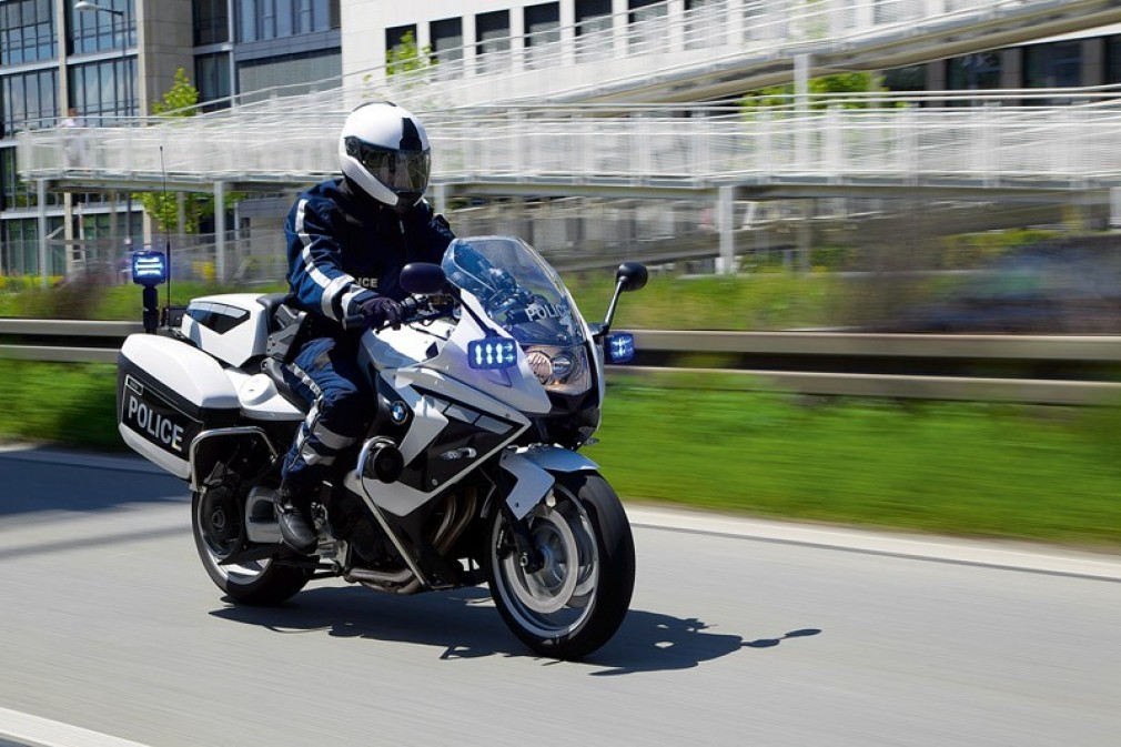 Un motociclist din cadrul Brigăzii Rutiere, rănit în urma coliziunii cu un autobuz