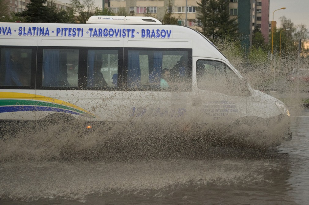 Autoturism lovit de microbuz a luat foc