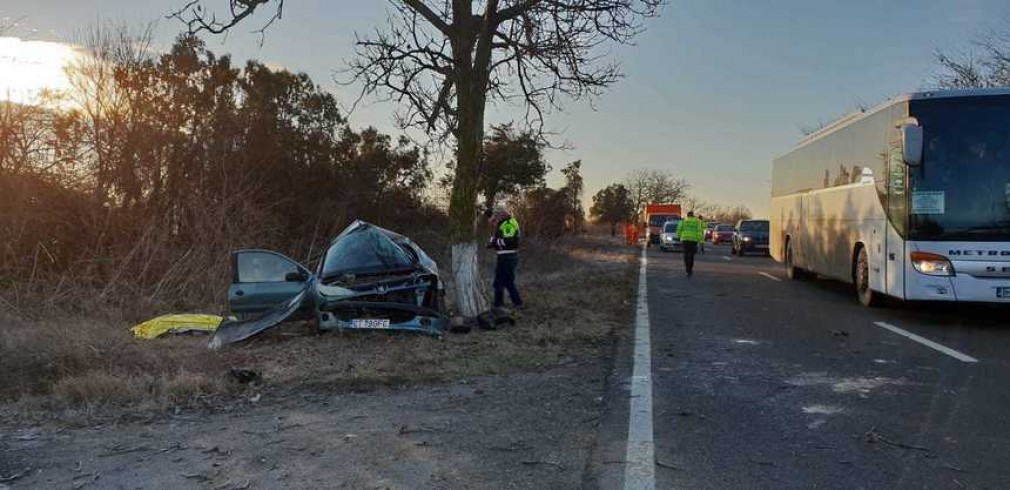 Doi morți după ce mașina a intrat într-un copac