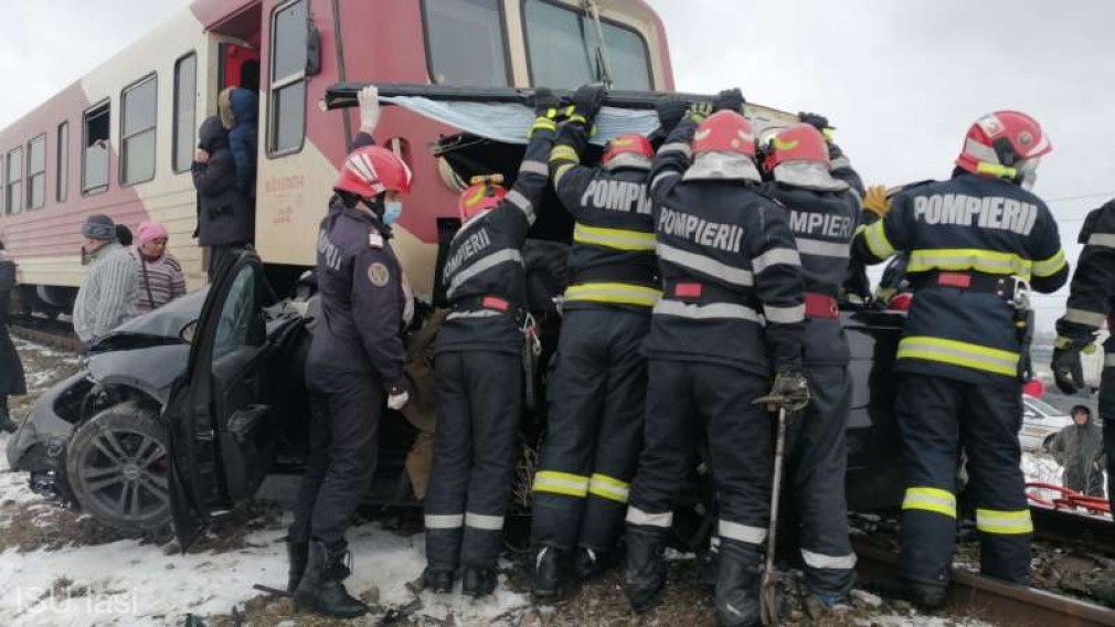 Maşină lovită de tren în localitatea Vlădeni; două persoane decedate