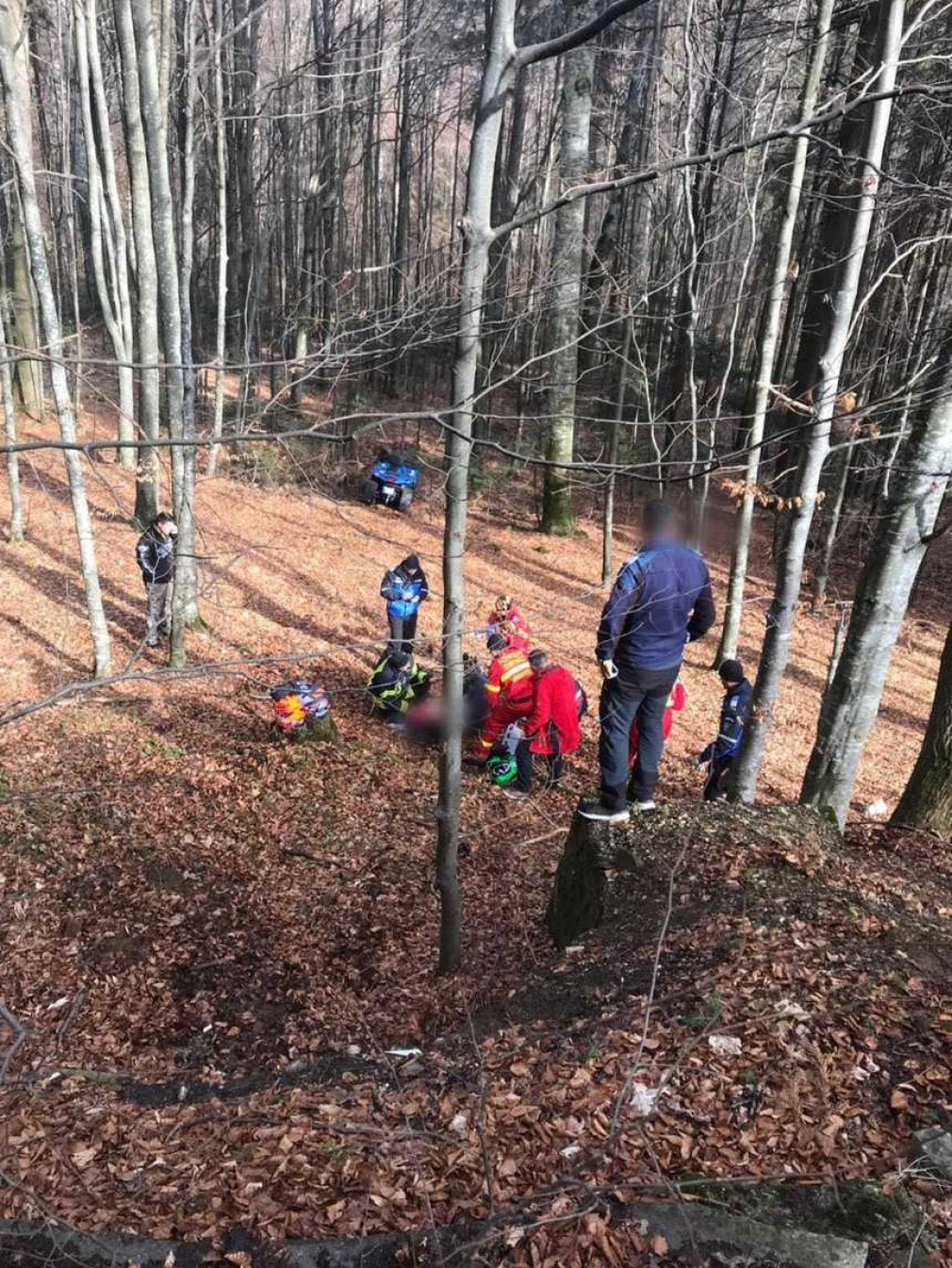 Un bărbat şi o femeie au fost răniţi după ce au căzut cu un ATV într-o râpă