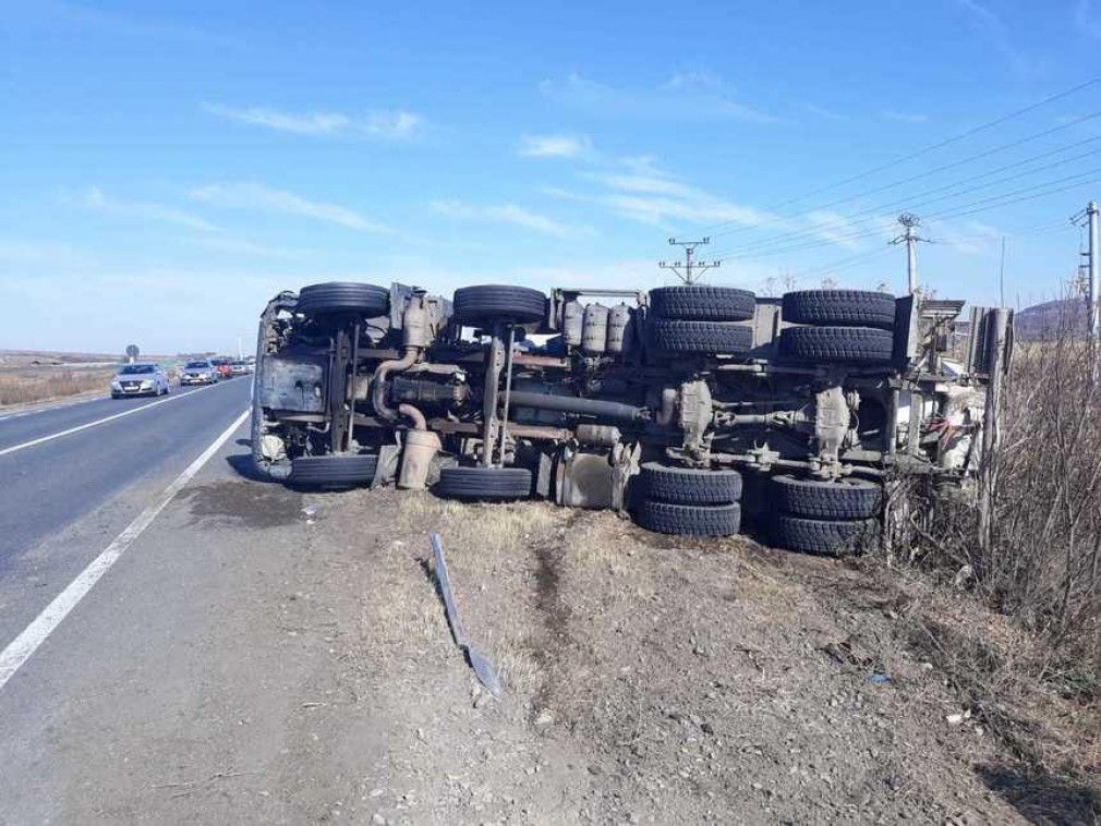 Grav accident cu un CAMION. Doi copii implicați