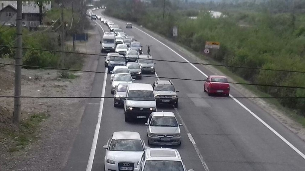 Atenționare! Coloane uriașe pe Valea Prahovei