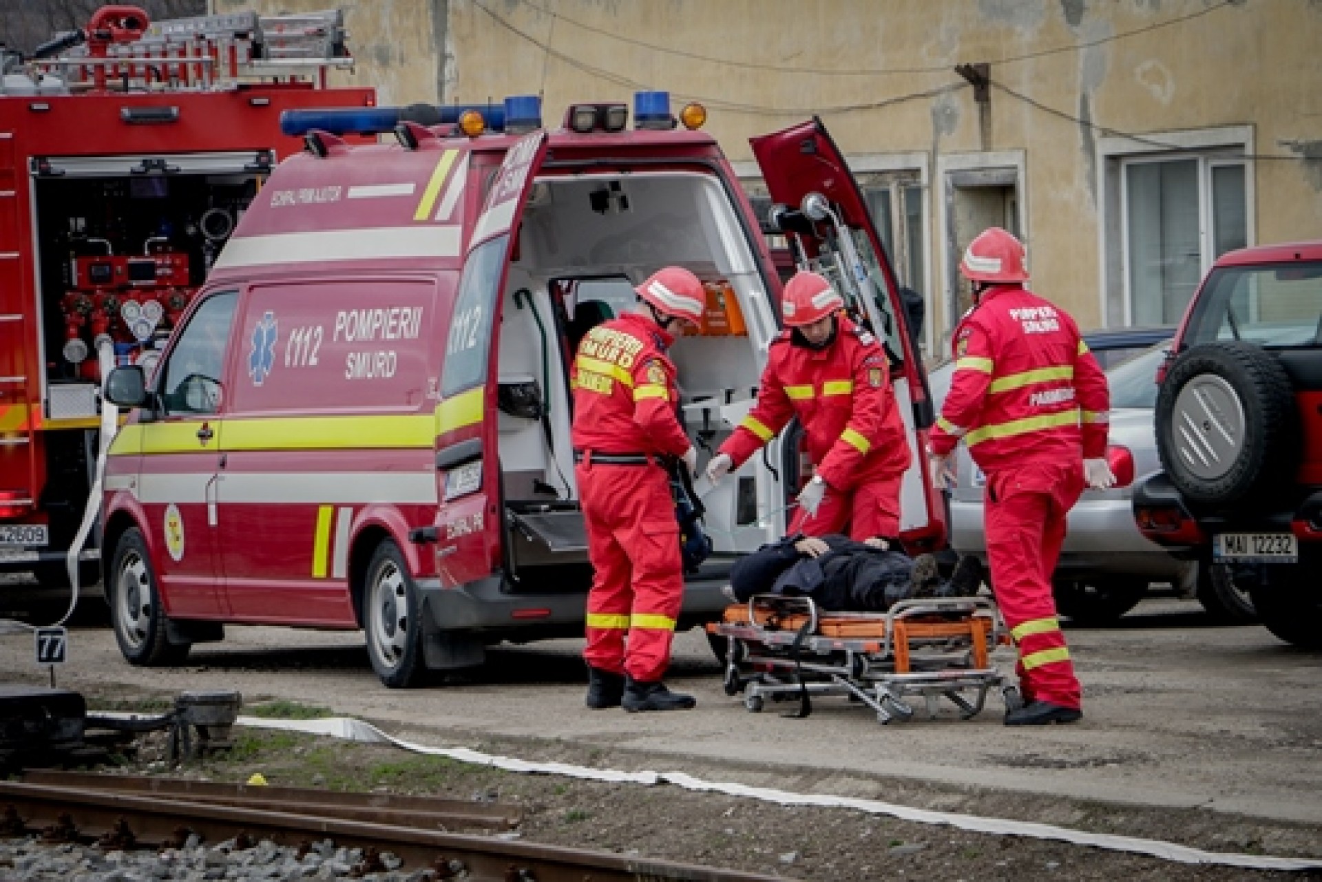 Tânăr în stare gravă după ce a intrat cu maşina într-un pom