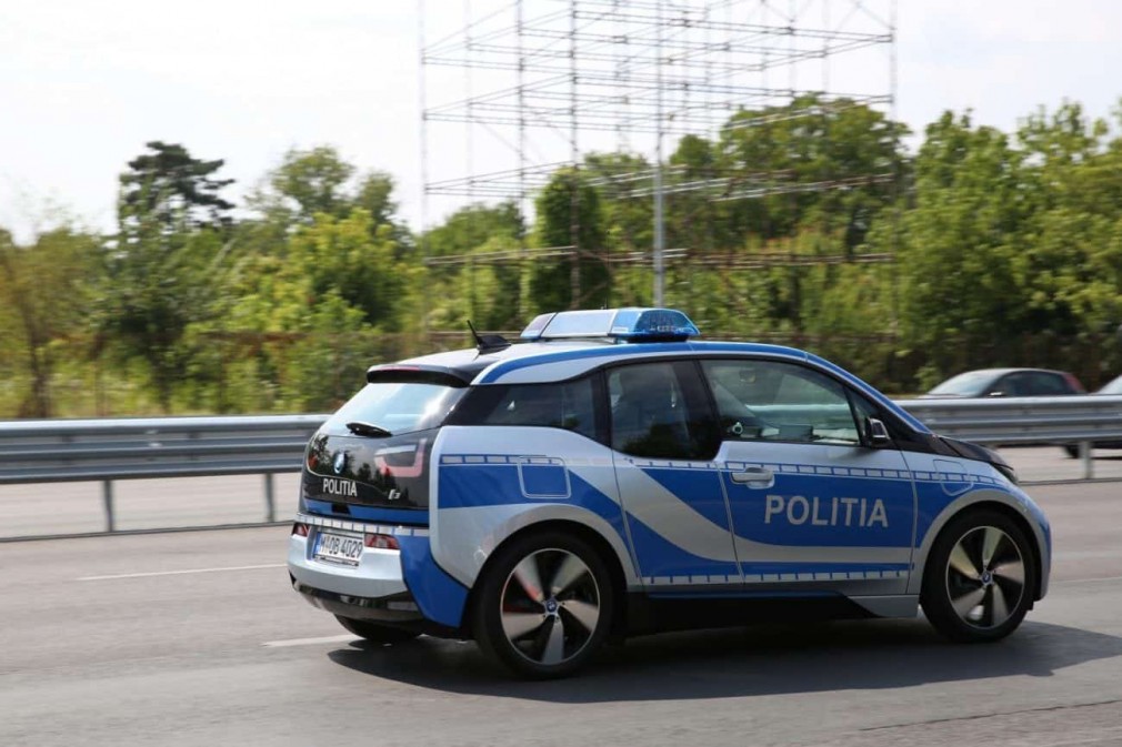 A atacat un polițist și e liber