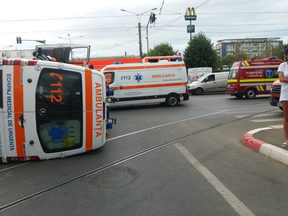 Ambulanţă cu un pacient şi trei cadre medicale, implicată într-un accident