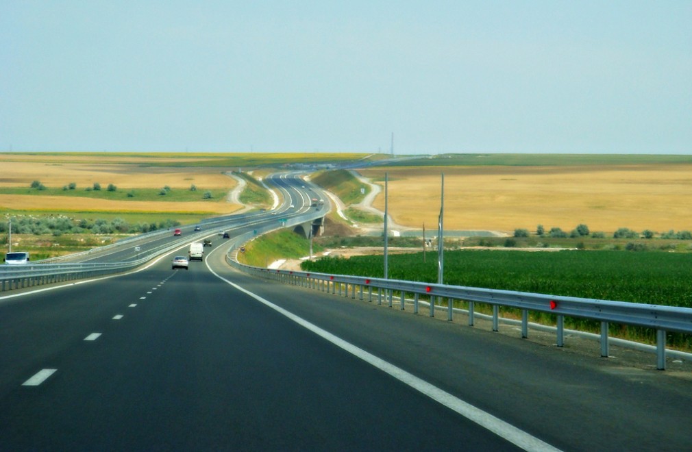 Restricţii de circulaţie pe Autostrada Soarelui şi pe două drumuri naţionale pentru autovehiculele comerciale