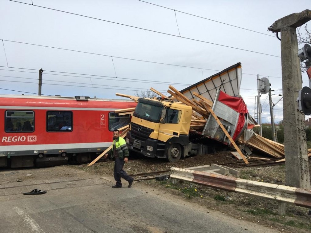 Camion lovit de tren la Suceava