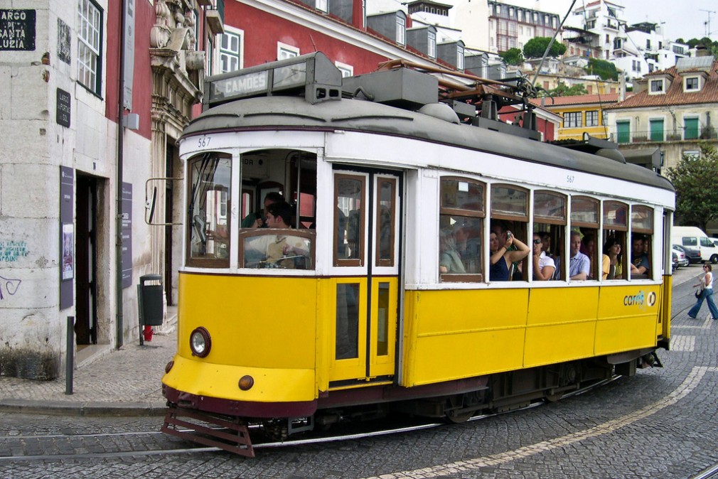 Un tânăr a fost prins sub roţile tramvaiului