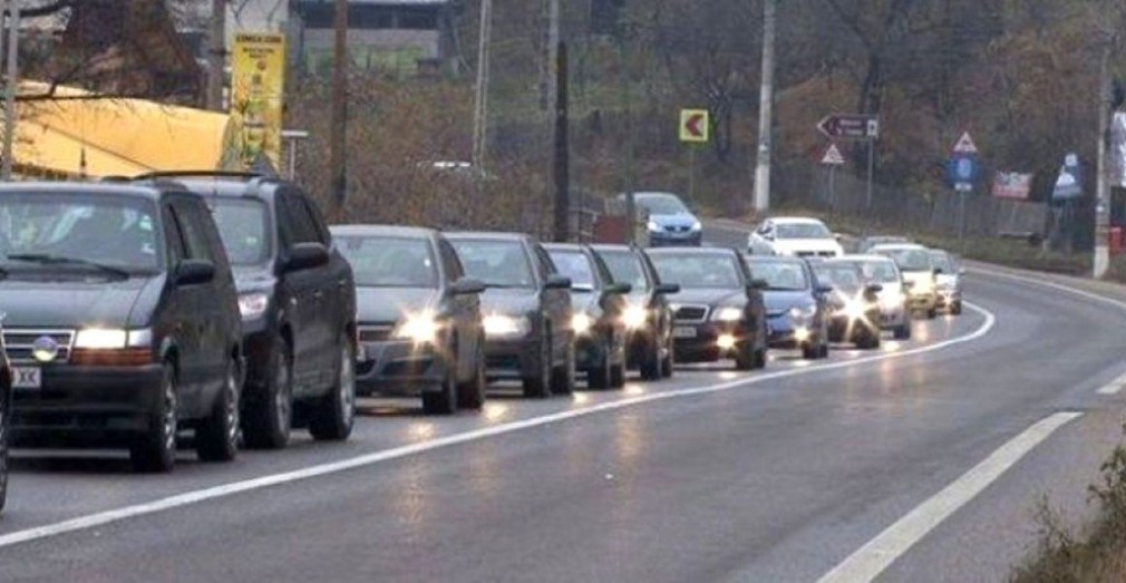 Trafic aglomerat pe DN 1, către staţiunile montane de pe Valea Prahovei