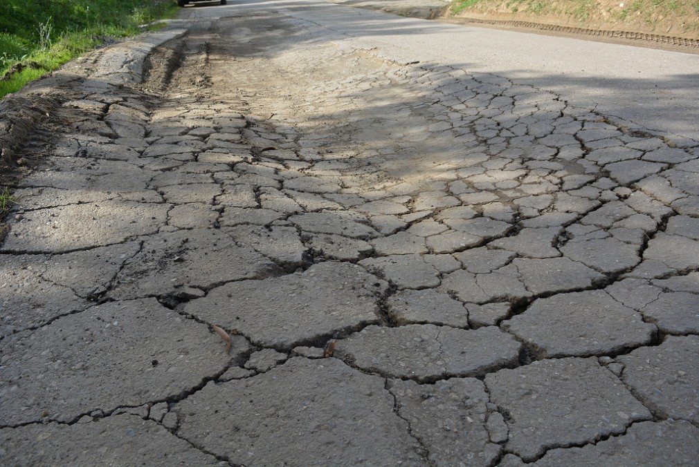 Peste 200 km de drumuri din Braşov, Covasna, Mureş, Sibiu şi Vaslui vor fi reabilitate cu fonduri UE