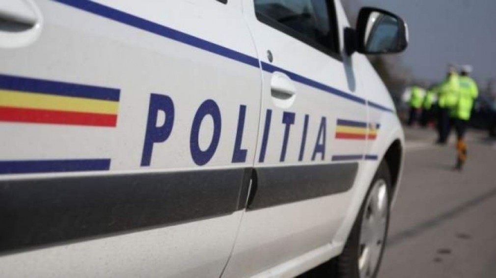 Trei persoane au fost rănite grav în urma unui accident produs între o autoutilitară şi un autocamion