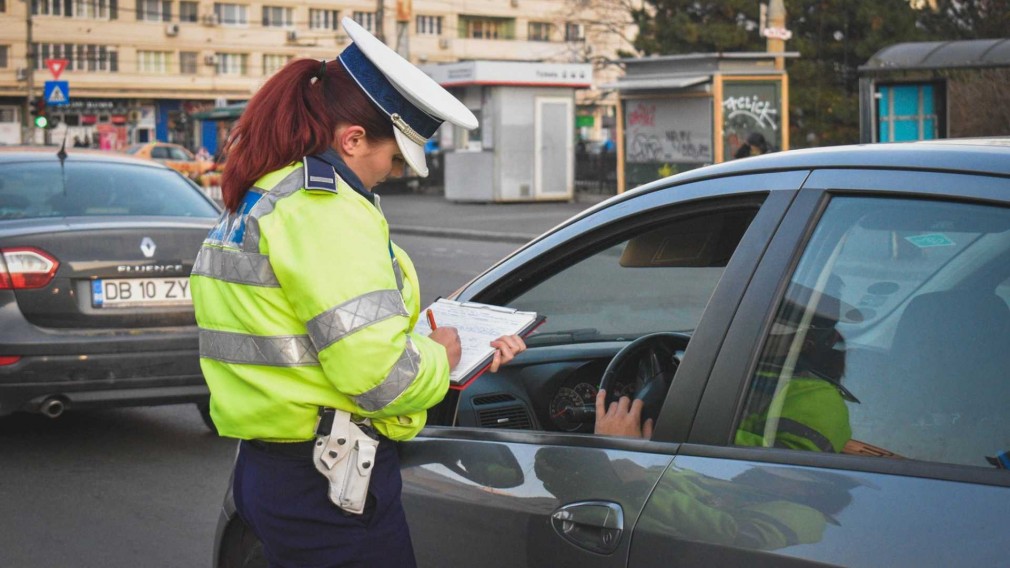 Şofer sub influenţa alcoolului, blocat în trafic de poliţişti după ce a tamponat o maşină