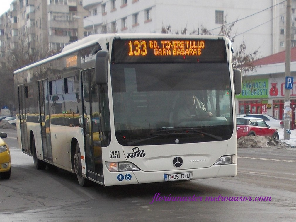 Bebeluș prins între ușile autobuzului