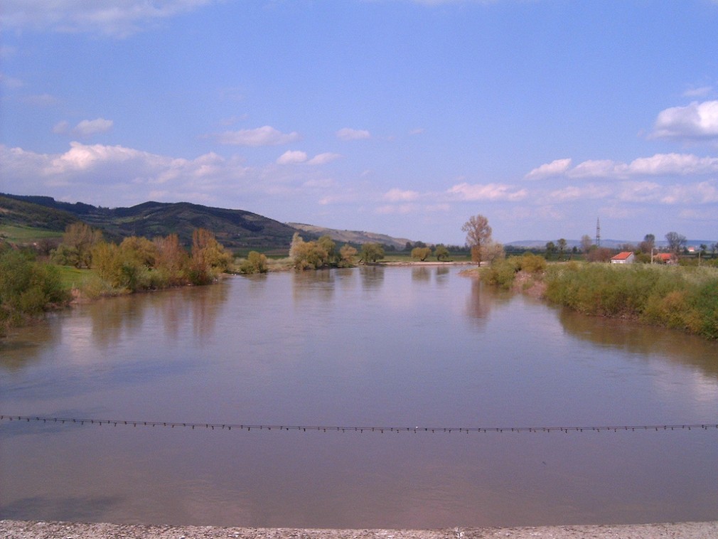 Trupul unui bărbat decedat, descoperit plutind pe lac