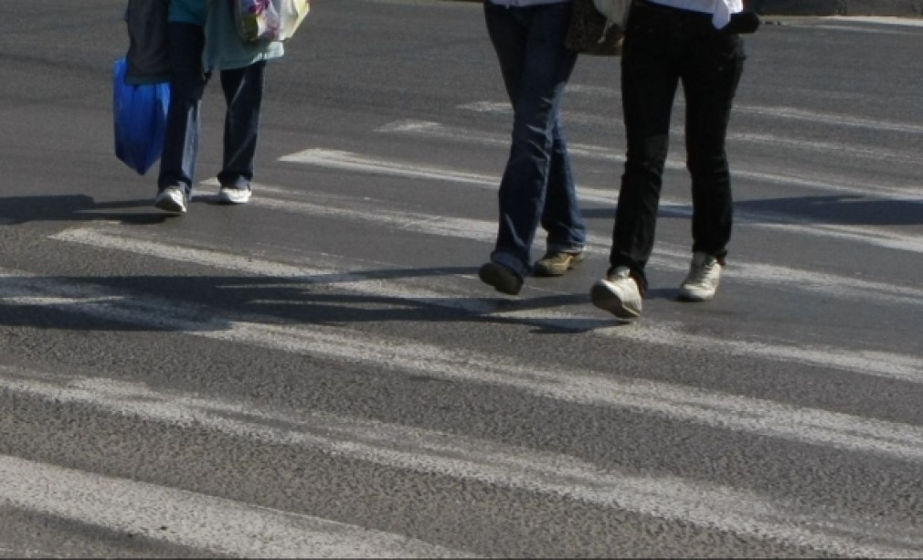 Adolescentă spulberată pe trecerea de pietoni de un microbuz
