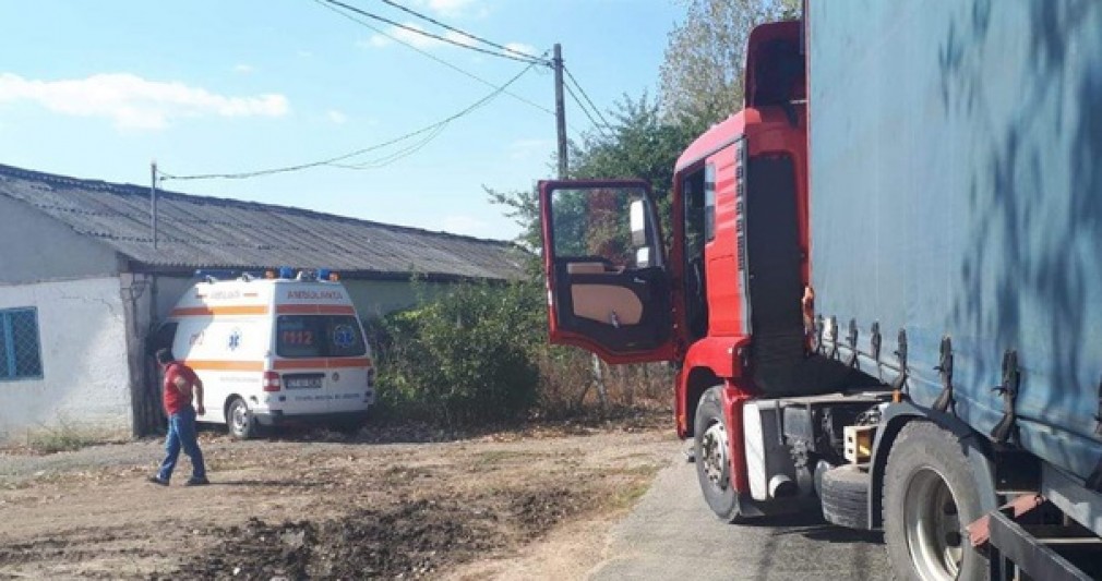 O ambulanţă a intrat într-o casă, încercând să evite un TIR