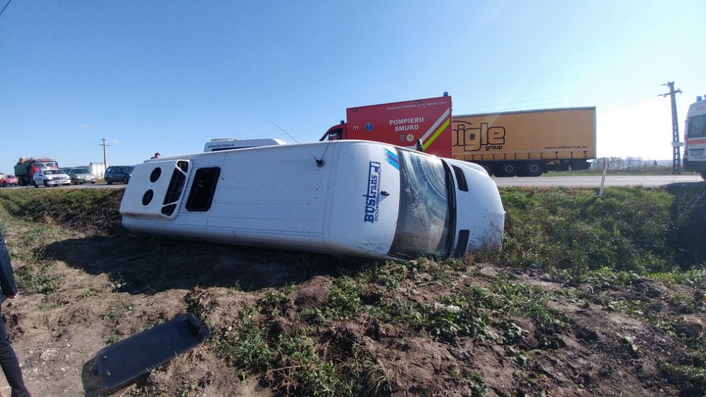 Accident de microbuz. Mai mulți răniți