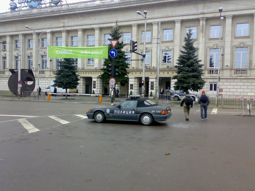 Polițist rănit în misiune. Mașina sa s-a răsturnat